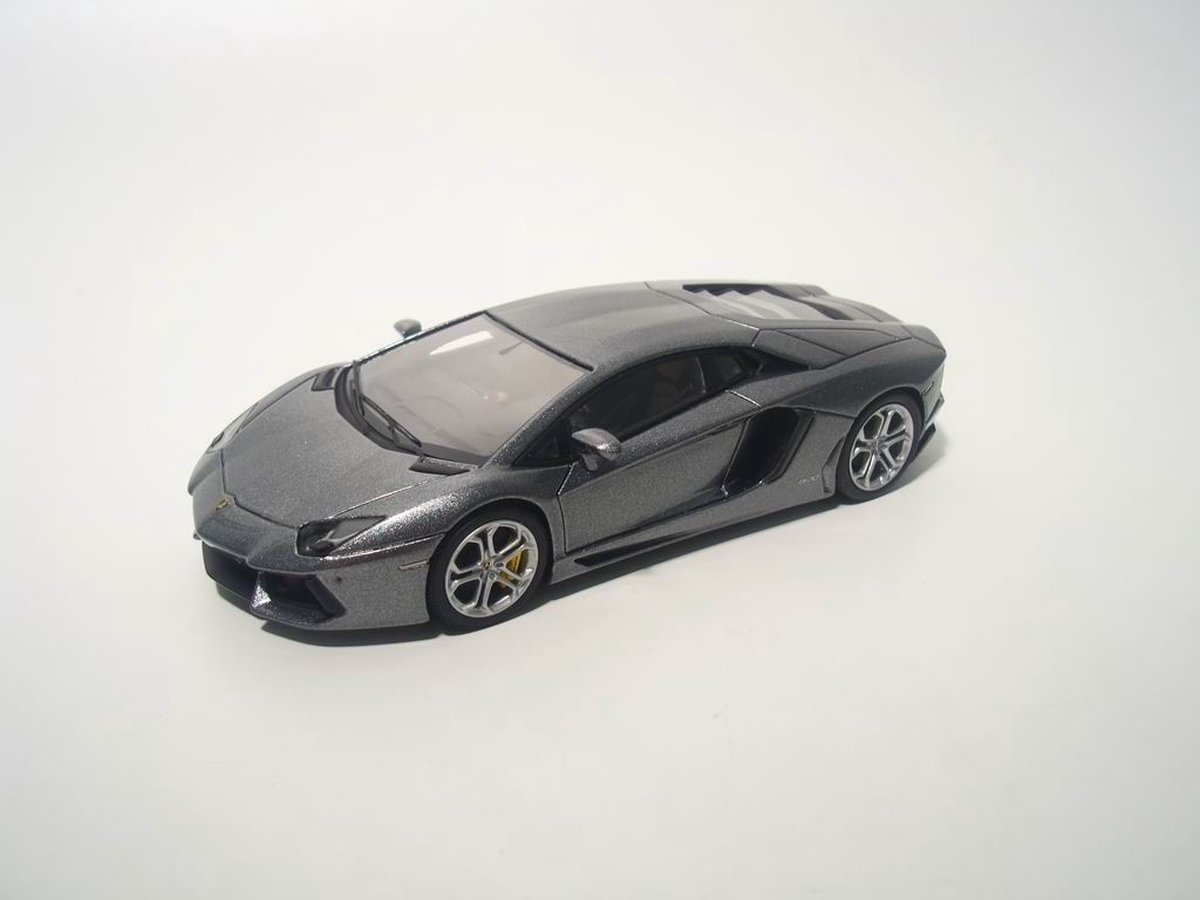 De 1:43 Diecast modelauto van de Lamborghini Aventador LP700-4 van 2011 in Grijs. De fabrikant van het schaalmodel is Looksmart.Dit model is alleen online beschikbaar.