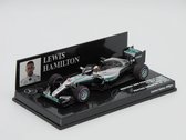 De 1:43 Diecast modelauto van de Mercedes AMG Petronas F1 Team WO7 #44 van de Gp van Singapore in 2016.De coureur was Lewis Hamilton.Dit schaalmodel is beperkt tot 500 stuks. De fabrikant is Minichamps.
