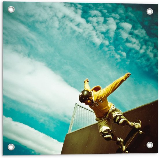 Tuinposter – Skatende Man met Blauwe Lucht - 50x50cm Foto op Tuinposter  (wanddecoratie voor buiten en binnen)