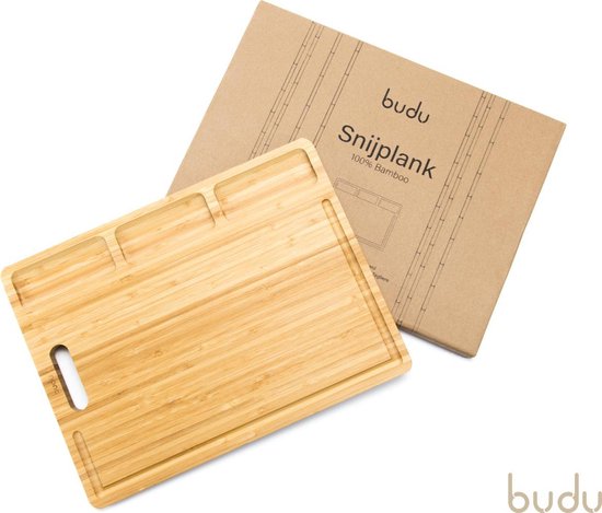 Planche à découper en bois Budu avec trois compartiments, à côté de l'emballage.