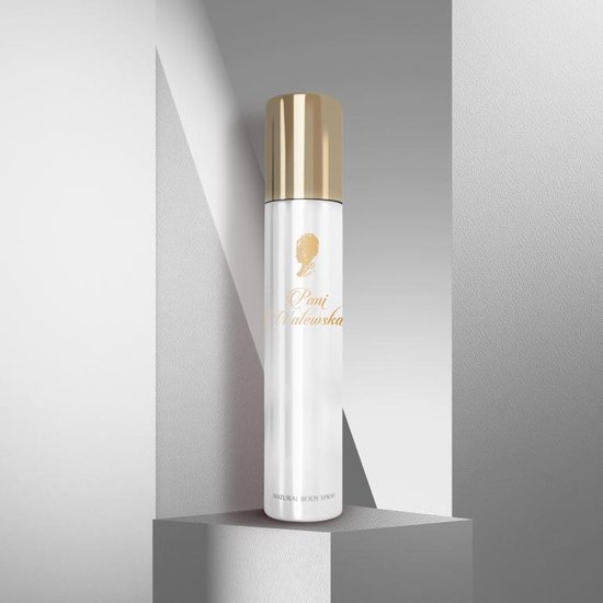Pani Walewska Déodorant White 90 ml, fleurs blanches, associé à une sensuelle ambre et vanille. L'essence de la féminité et du parfum luxueux est capturée dans un design de bouteille unique pour attirer un fan d'une manière simple et subtile.