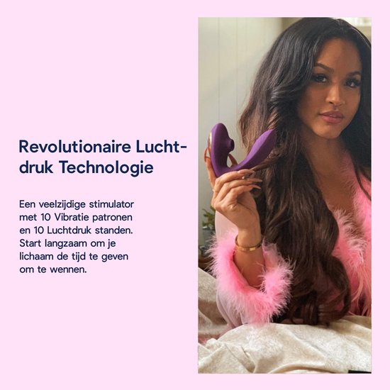 Model met een paarse vibrator met gouden accenten in haar hand.
