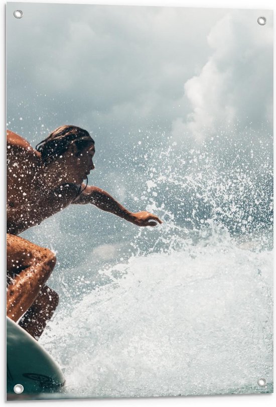 Tuinposter – Surfer met Waterspetters  - 60x90cm Foto op Tuinposter  (wanddecoratie voor buiten en binnen)