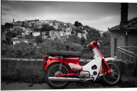 Dibond - Rood/Witte Scooter op Zwart/Witte Achtergrond - 90x60cm Foto op Aluminium (Wanddecoratie van metaal)