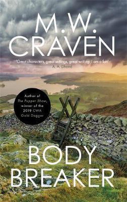 Boekomslag met titel "BODY BREAKER" van M.W. Craven. Landschap met stenen muur en gammele ladder onder een dramatische lucht.