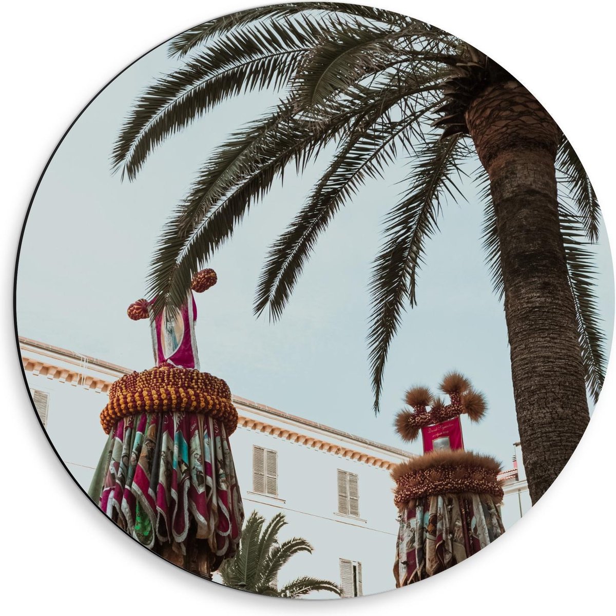 Dibond Wandcirkel - Palmboom met Versierde Palen - 50x50cm Foto op Aluminium Wandcirkel (m