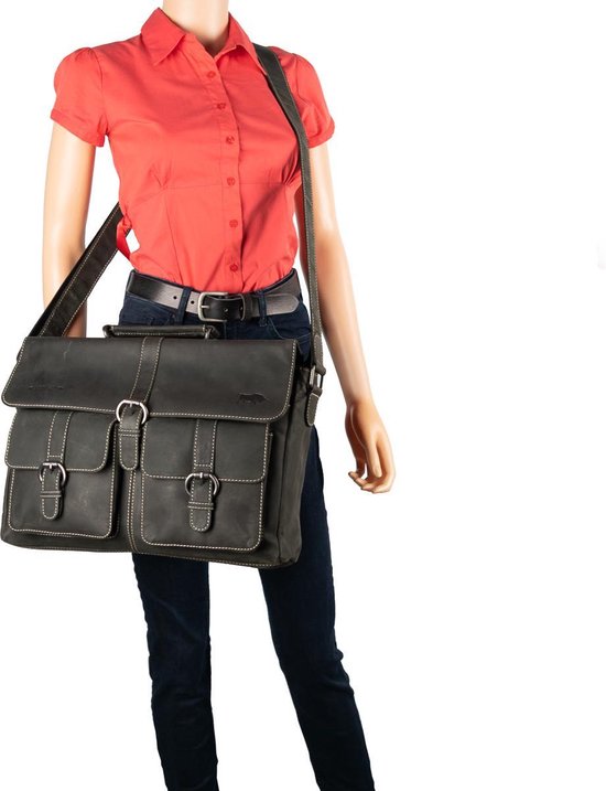 Mannequin portant une chemise orange, un jean et un sac messager en cuir noir avec des boucles.