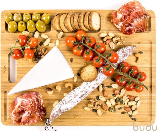Planche à découper en bois Budu remplie de tapas : olives, tomates, saucisson, fromage et noix.