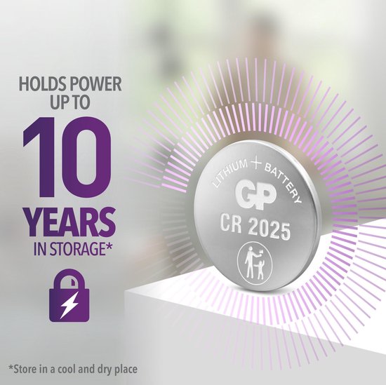 GP CR2025 lithiumbatterij houdt stroom tot 10 jaar in opslag. Paarse abstracte lijnen stralen uit de batterij.