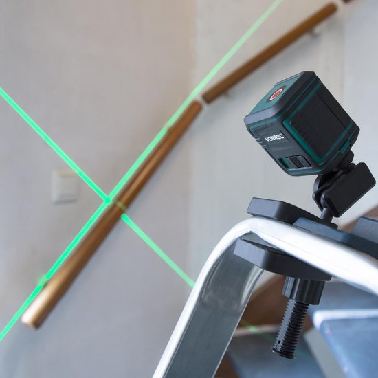 VONROC kruislijnlaser op een ladder projecteert groene laserlijnen op een trap.