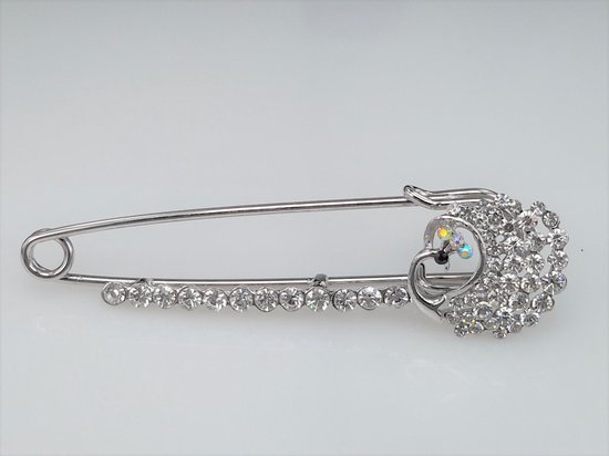 Speld, zilverkleurig metaal, langwerpig, strass op een pin en strass steentjes op ronding van een pauw