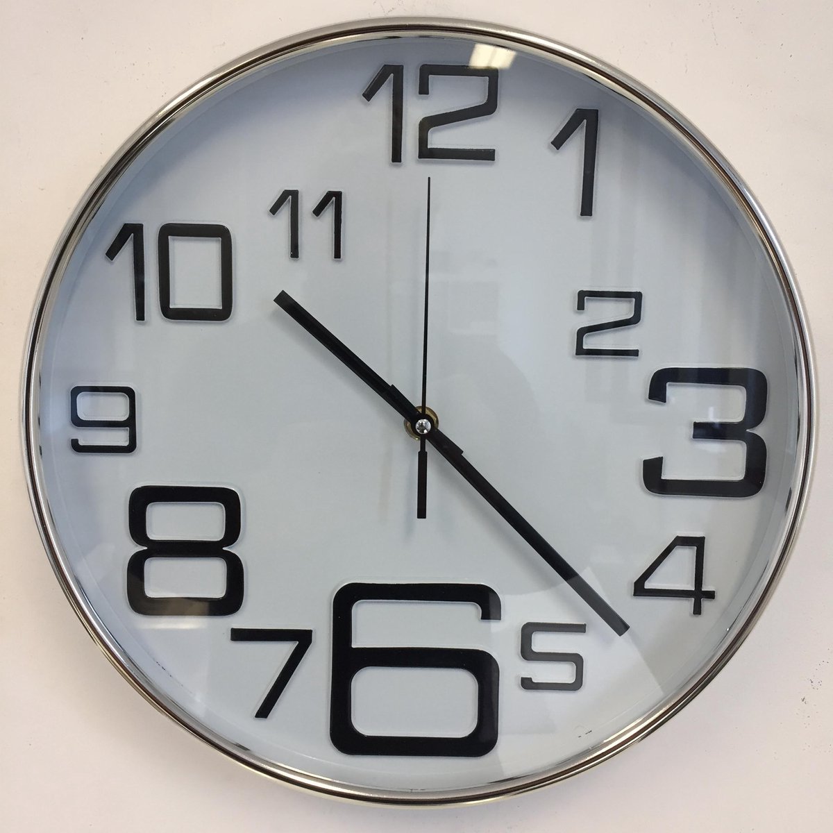 Wandklok BIG 6 wit modern design