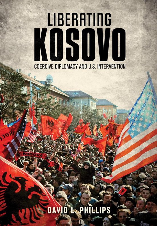 Boekomslag 'Liberating Kosovo: Coercive Diplomacy and U.S. Intervention' met een menigte die Albanese en Amerikaanse vlaggen zwaait.