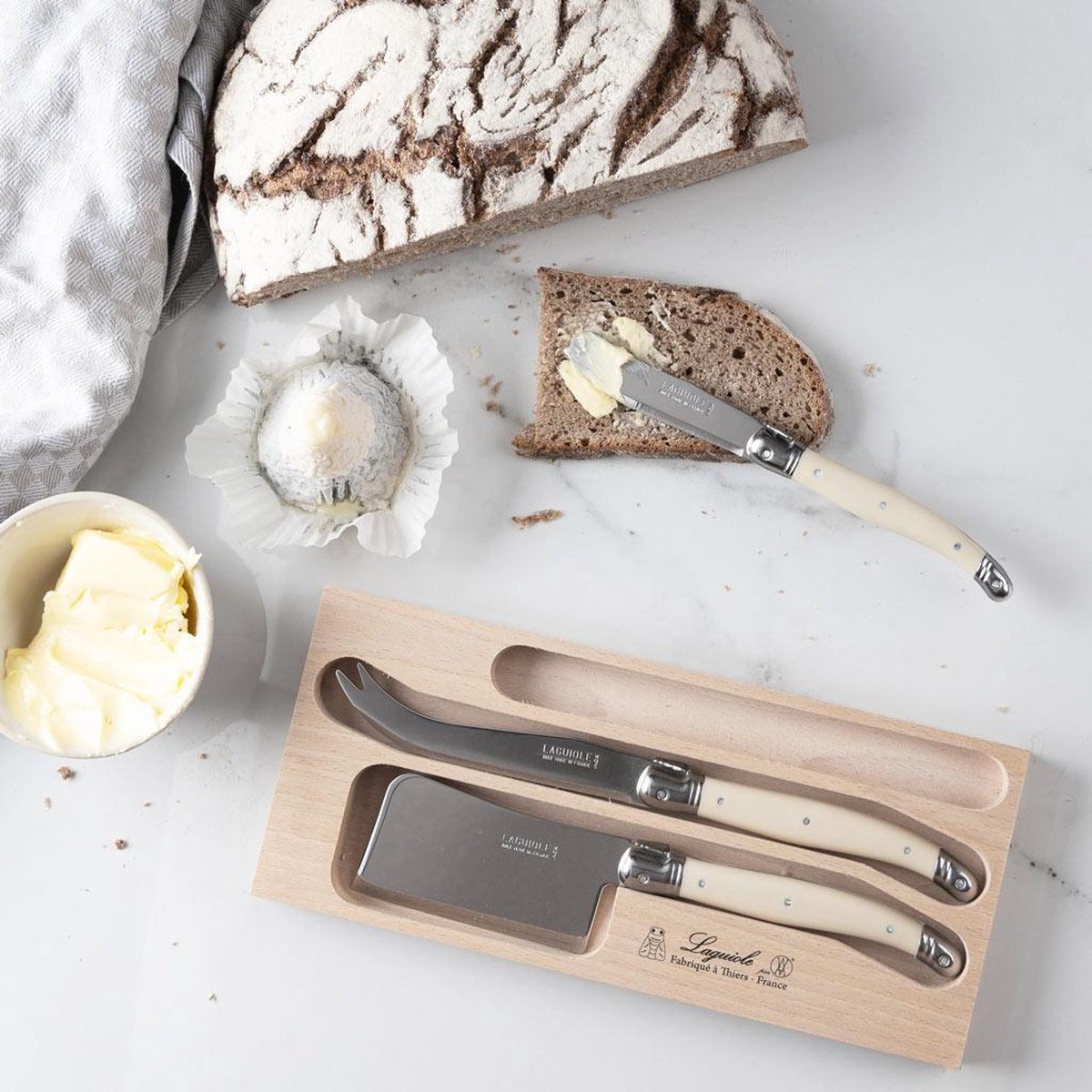 Deux paires de couteaux à beurre et à fromage Art Nouvea…