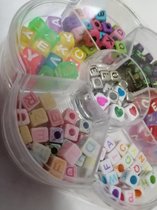 DIY dobbelsteentjes en bedeltjes - assorti in doosje - Sieraden Maken - mix van kleur - 150 Stuks