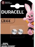 Duracell LR44 batterijen in bruine en zwarte verpakking met roze konijn en '+50% meer vermogen' tekst.
