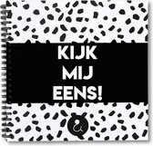 cadeau voor vrouw -  kado vrouwen - vrouwen cadeautjes -Invulboek - fotoboek - scrapbook -Opgroeiboek kind - Invulboek 1-4 jaar - zwart wit - Studio Ins & Outs - cadeau