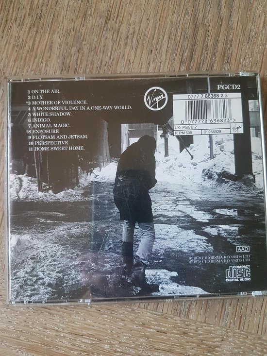 Achterkant van de CD-hoes van Peter Gabriel met tracklist. Zwart-wit foto van een man die wegloopt.