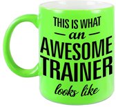 This is what an awesome trainer looks like tekst cadeau mok / beker - neon groen - 330 ml - Trainer / coach kado