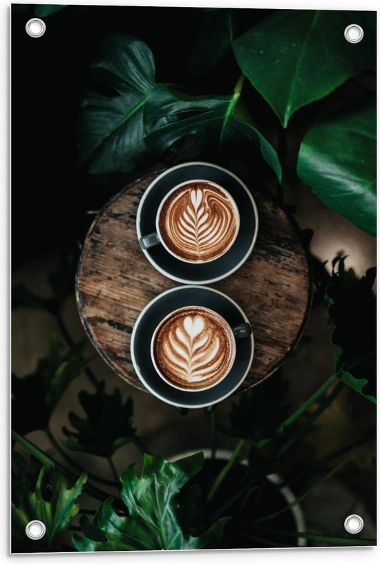 Tuinposter – Koffie art op Tafel bij Planten - 40x60cm Foto op Tuinposter  (wanddecoratie voor buiten en binnen)