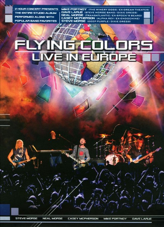 Vliegende kleuren live in Europa DVD hoes. Een band met vier leden op een podium, met een wereldbol boven hen. Grote menigte in de voorkant. Tekst met '2 HOUR CONCERT PRESENTS' bovenaan.