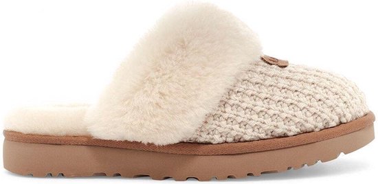 Crème UGG slof met gebreid bovenwerk, beige vacht en bruine zool.