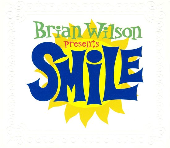 Albumhoes met de titel 'Brian Wilson Presents Smile' in blauwe letters op een gele zon, met witte decoratieve rand.