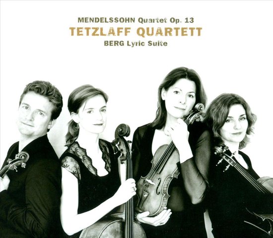 Tetzlaff Quartett, met vier musici in formele kleding, poseert met hun strijkinstrumenten.