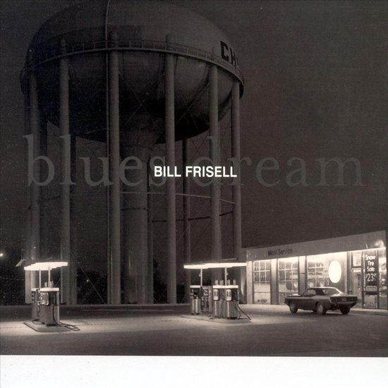 Blues Dream Bill Frisell albumhoes met water toren en benzinestation bij nacht.