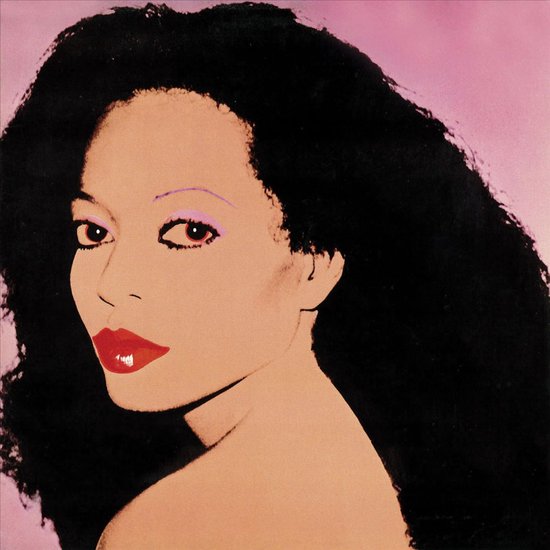 Diana Ross met zwarte krullen, rode lippen en paarse oogschaduw tegen een roze achtergrond.
