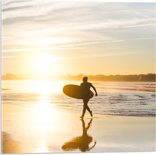 Acrylglas - Rennende Surfer op Strand - 50x50cm Foto op Acrylglas (Met Ophangsysteem)