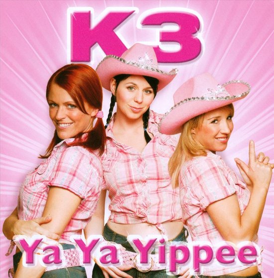 Drie vrouwen in roze geruite overhemden en roze cowboyhoeden met glitter. De tekst 'Ya Ya Yippee' staat onderaan.