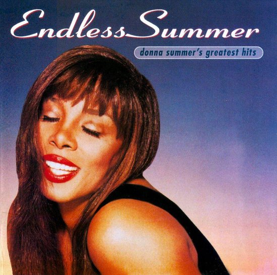 Close-up van Donna Summer met gesloten ogen en een glimlach op een vervaagde achtergrond.