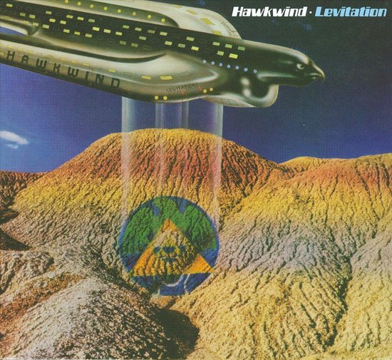 Albumhoes van Hawkwind - Levitation met een zilveren ruimteschip dat een bergachtig landschap aftast met een cirkelvormig symbool.