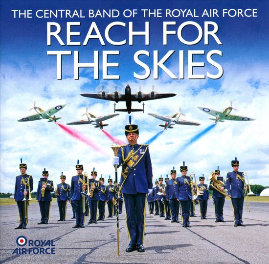 The Central Band of the Royal Air Force REACH FOR THE SKIES. Fanfare militaire en uniformes bleus, sur une piste d'atterrissage, avec des avions dans le ciel.