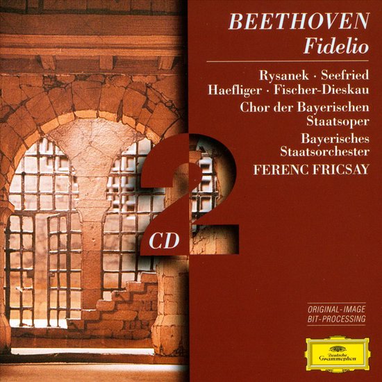 CD 2 hoes Beethoven Fidelio met foto van een gebouw. Text: BEETHOVEN Fidelio, Rysanek, Seefried, Haefliger, Fischer-Dieskau, Chor der Bayerischen Staatsoper, Bayerisches Staatsorchester, FERENC FRICSAY.