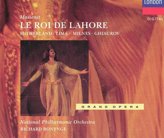 Juweelkleurige operakostuum met gouden details en gedrapeerde stof, gedragen door een vrouw die op een podium staat. Massenet Le Roi de Lahore.
