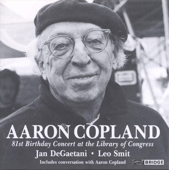 Zwart-witportret van Aaron Copland met baret en bril voor zijn 81ste verjaardagsconcert in de Library of Congress.