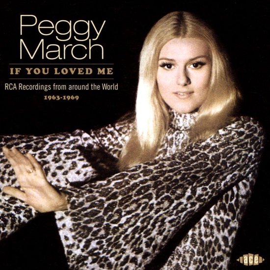 Peggy March zingt 'If You Loved Me'. Ze draagt een luipaardprint jasje met een hoge hals.