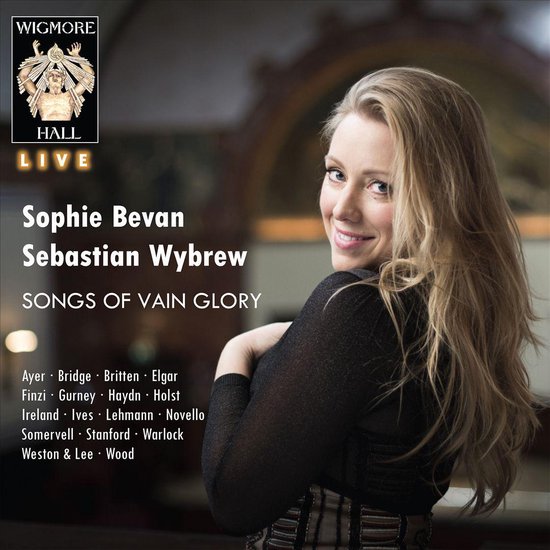 Wigmore Hall Live opname van Sophie Bevan en Sebastian Wybrew voor 'Songs of Vain Glory'. Vrouw met blond haar, lachend naar de camera.