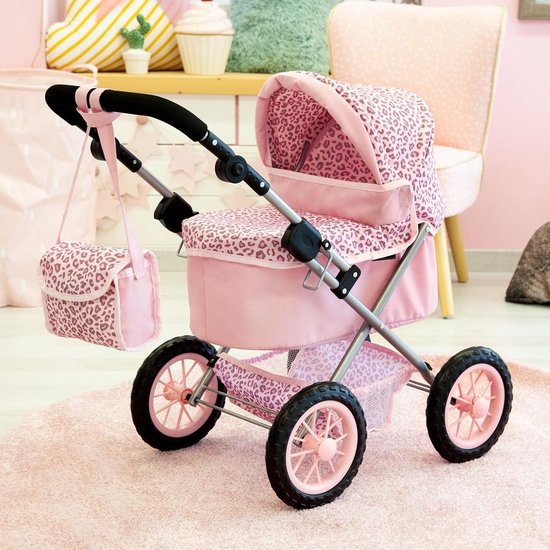Roze poppenwagen met luipaardprint, kap omhoog, met bijpassende tas aan de duwstang.