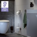 Un porte-rouleau de papier toilette avec le logo '2019: good industrial design', à côté d'une toilette et d'une brosse de toilette.