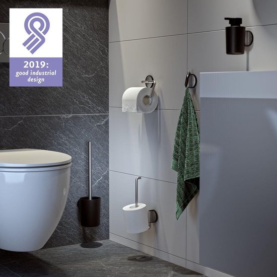 Un porte-rouleau de papier toilette avec le logo '2019: good industrial design', à côté d'une toilette et d'une brosse de toilette.