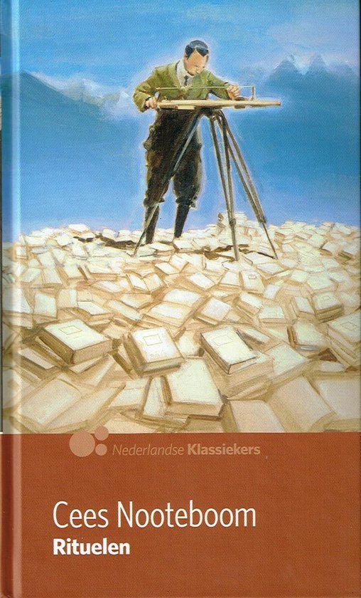 Een man in een groen vest en stropdas staat op een stapel boeken, kijkend naar een apparaat op een statief. De titel is 'Cees Nooteboom Rituelen'.