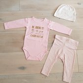 Baby 3delig kledingset pasgeboren meisje | maat 62-68 | roze mutsje beertje roze broekje streep en roze romper lange mouw met tekst goud ik ben dit jaar het mooiste cadeautje Bodys