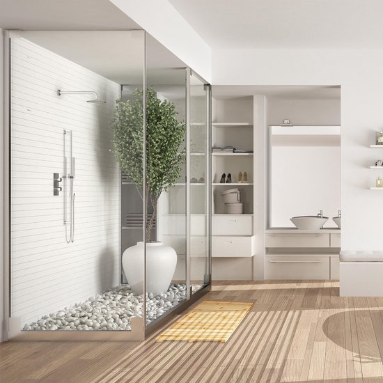 Moderne badkamer met glazen douche, houten vloer en een houten badmat op de vloer.
