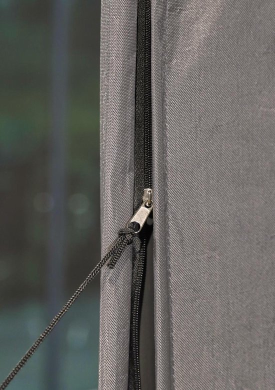 Detailopname van de ritssluiting en koord van een grijze parasolhoes.