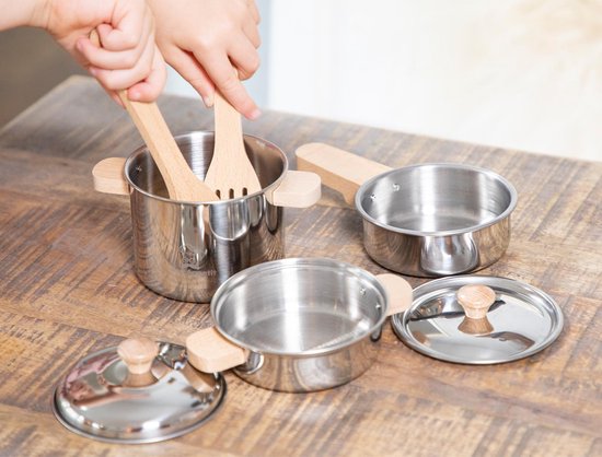 Woet® Metalen Pannenset - 7-delige Set met Houten Kookgerei - Speelgoed Keukenset - Speelgoedkeuken Accessoires voor Kinderen - Rollenspel Keukenspeelgoed - Vanaf 2 Jaar