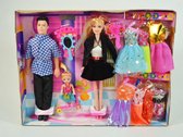 Modepop Sabrina met diverse kleding en schoenen, met haar man en kind