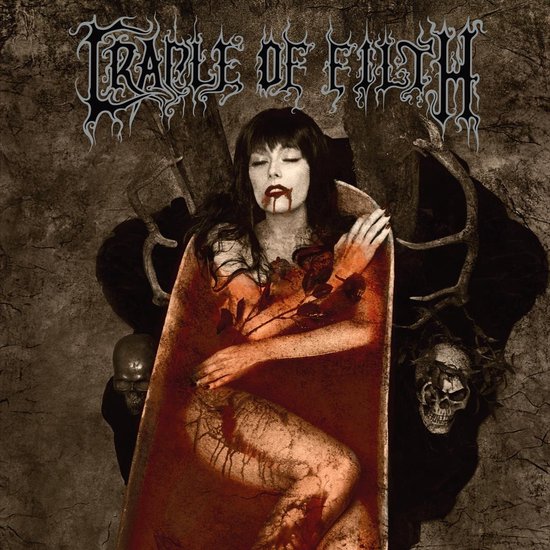 Cradle of Filth Cruelty And The Beast albumhoes met een vrouw in een badkuip met bloed.
